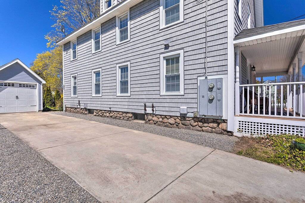 Ganze Wohnung, Mystic Refuge w/ Patio < 1 Mi to Downtown! in Mystic, Connecticut