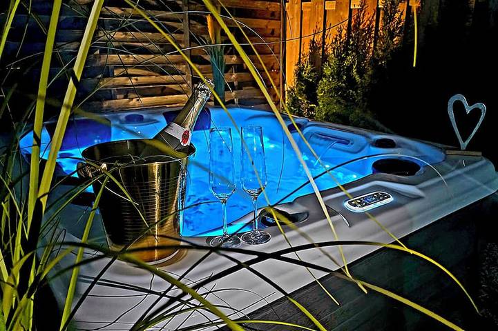 Ferienwohnung für 2 Personen, mit Whirlpool und Garten sowie Pool und Sauna in Stadtkyll