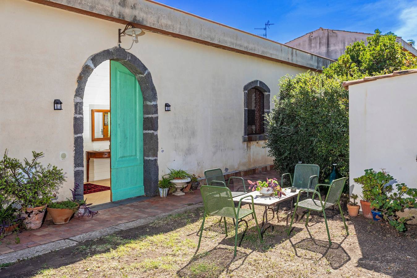Appartement entier, Appartement 'La Casa Del Fico D'india - Verde' avec jardin partagé, Wi-Fi et climatisation in Aci Platani, Province de Catania