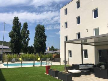 Hôtel pour 2 personnes, avec jardin ainsi que piscine et vue, adapté aux familles à Saint-Mitre-les-Remparts