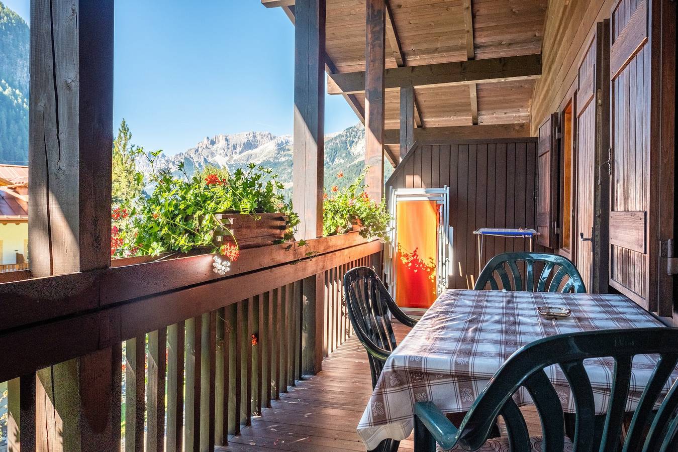 Entire apartment, Apartment "Cesa Soramurat 5 6" with Mountainview, Wi-Fi, Balcony & Shared Garden in Canazei, Dolomiti Superski