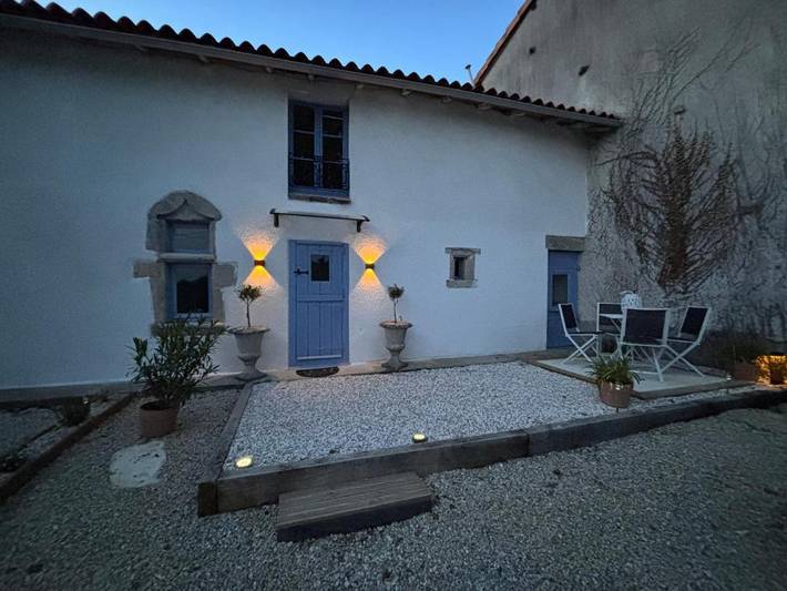 Location de vacances pour 2 personnes, avec jardin ainsi que vue et piscine à Nanteuil-en-Vallée - 3