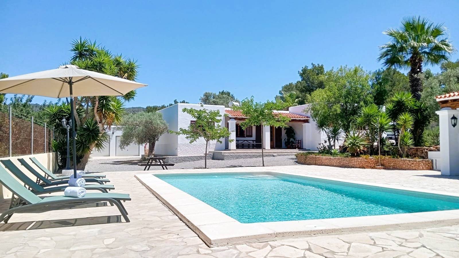 Maison de campagne 'Tarida' avec vue sur la mer, piscine privée et climatisation in Cala Tarida, Sant Josep de sa Talaia