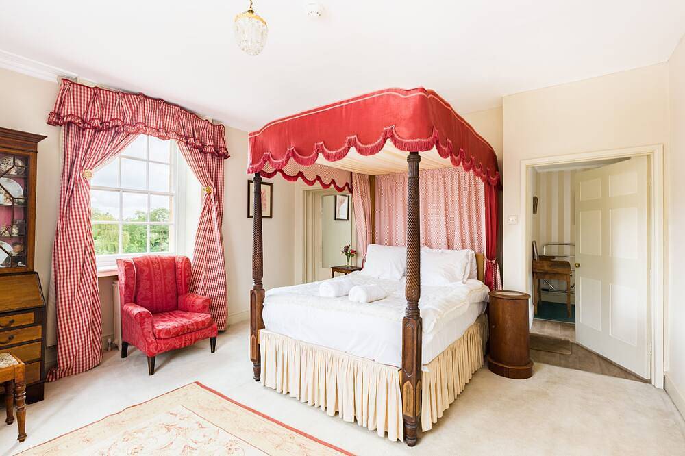 The Red Room - Upper Court Manor House in Kemerton, Worcestershire