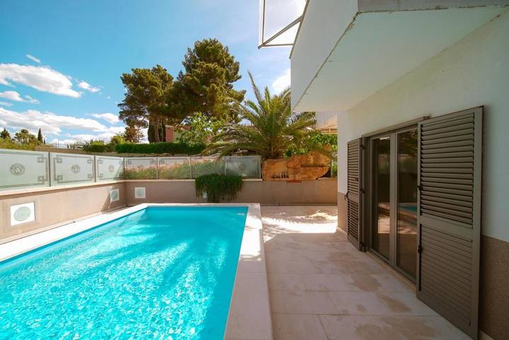 Apartmenthotel für 4 Personen, mit Balkon und Terrasse sowie Pool und Ausblick in Slowenien