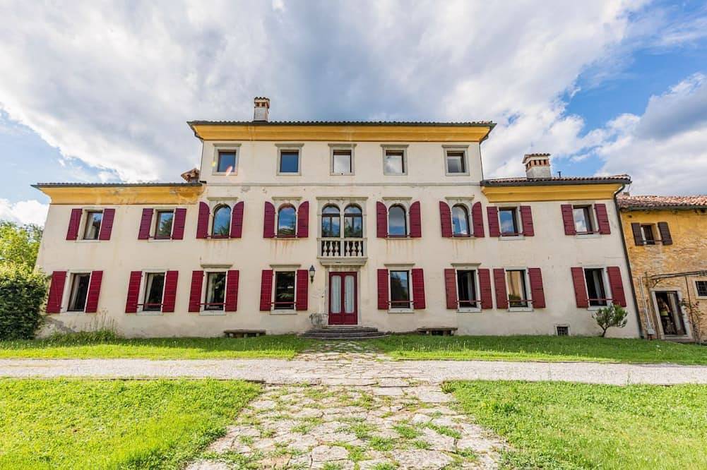 Entire apartment, Guesthost - Elegant 350 sqm apartment for 6 people, located on two levels of a historic 18th century villa. The villa, with fine furnishings and frescoed galleries, will enchant you with its rooms, where history and comfort blend to give you an unforgett in Belluno, Schiara