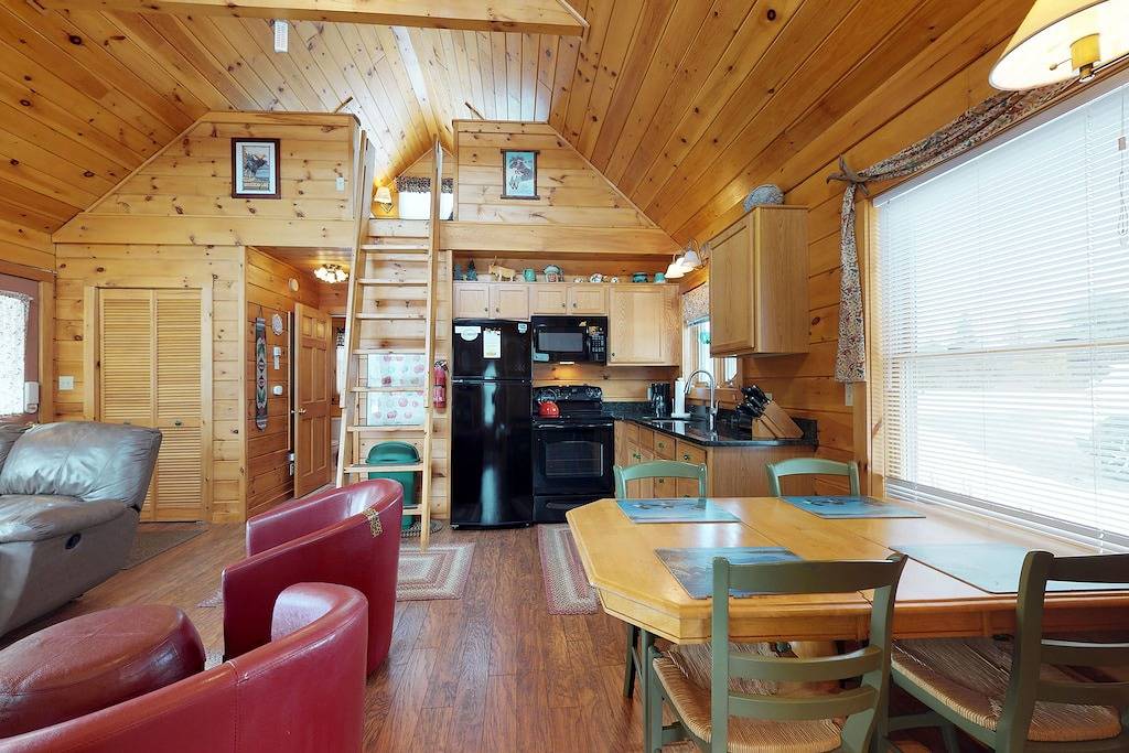 Gemütliche Hütte in spektakulärer Seelage - genießen Sie die Aussicht und bringen Sie den Hund mit! in Moosehead Lake