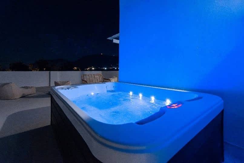 Golden Sunrise Suites - Santorini Lux Family Suite in Santorini