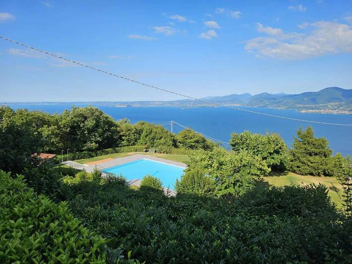 Ferienwohnung für 6 Personen, mit Garten und Pool sowie Ausblick und Seeblick