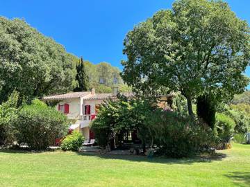 Gîte pour 2 personnes, avec vue sur le lac et jardin, animaux acceptés à Trans-en-Provence