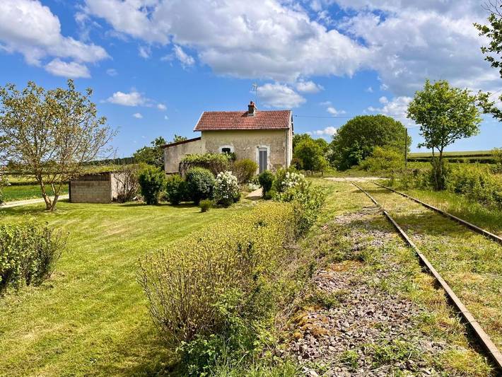 Location de vacances pour 4 personnes, avec terrasse ainsi que vue et jardin à Sainte-Magnance