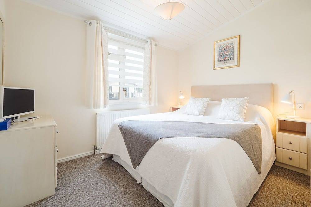 Kingfisher lodge with wonderful river views just 1 mile from Stratford upon Avon in Stratford upon Avon, Warwickshire