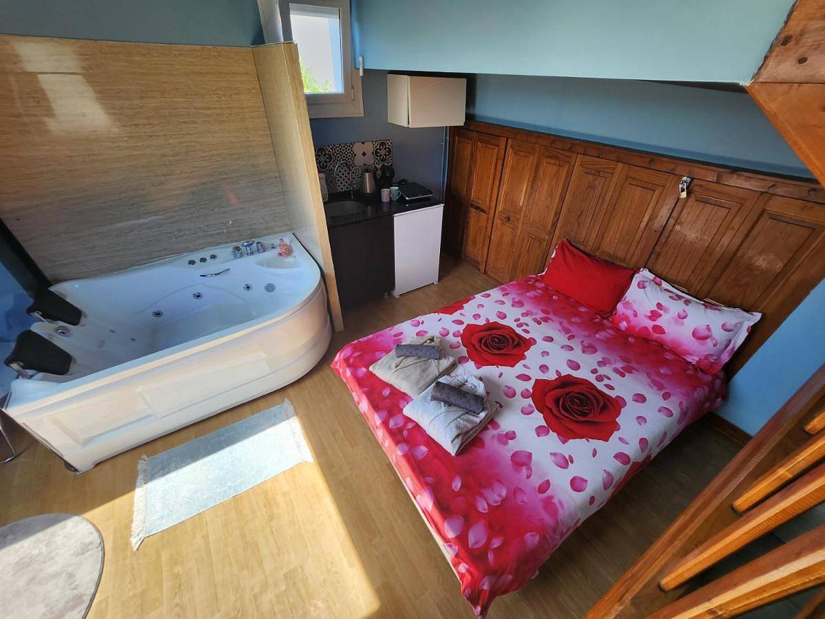 Appartement entier, Bleu studio jaccuzi appart in Sevran, Seine-Saint-Denis