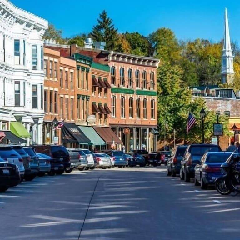 Markante 4 Bd / 3. 5 Ba, Unglaubliche Bewaldete Ansichten, Kamin, Billardtisch, Feuerstelle in Jo Daviess County