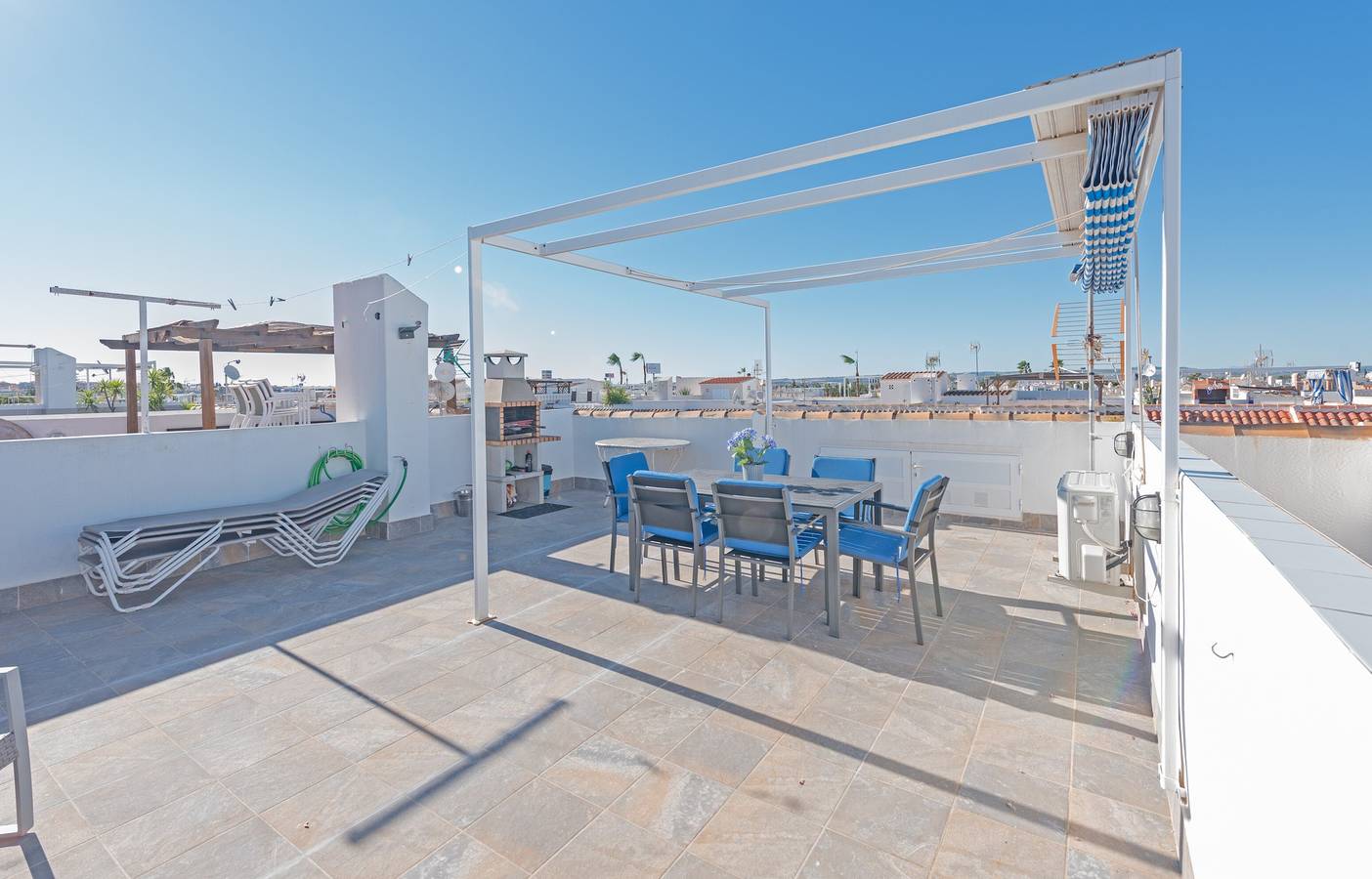 Entire apartment, Holiday Apartment "Casa Carisma" with Pool, Terrace, Balcony, A/C & Wi-Fi in Torrevieja, Costa Blanca