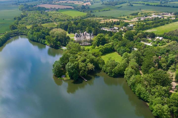 Gîte pour 46 personnes, avec Jardin et Piscine à Grez-Neuville