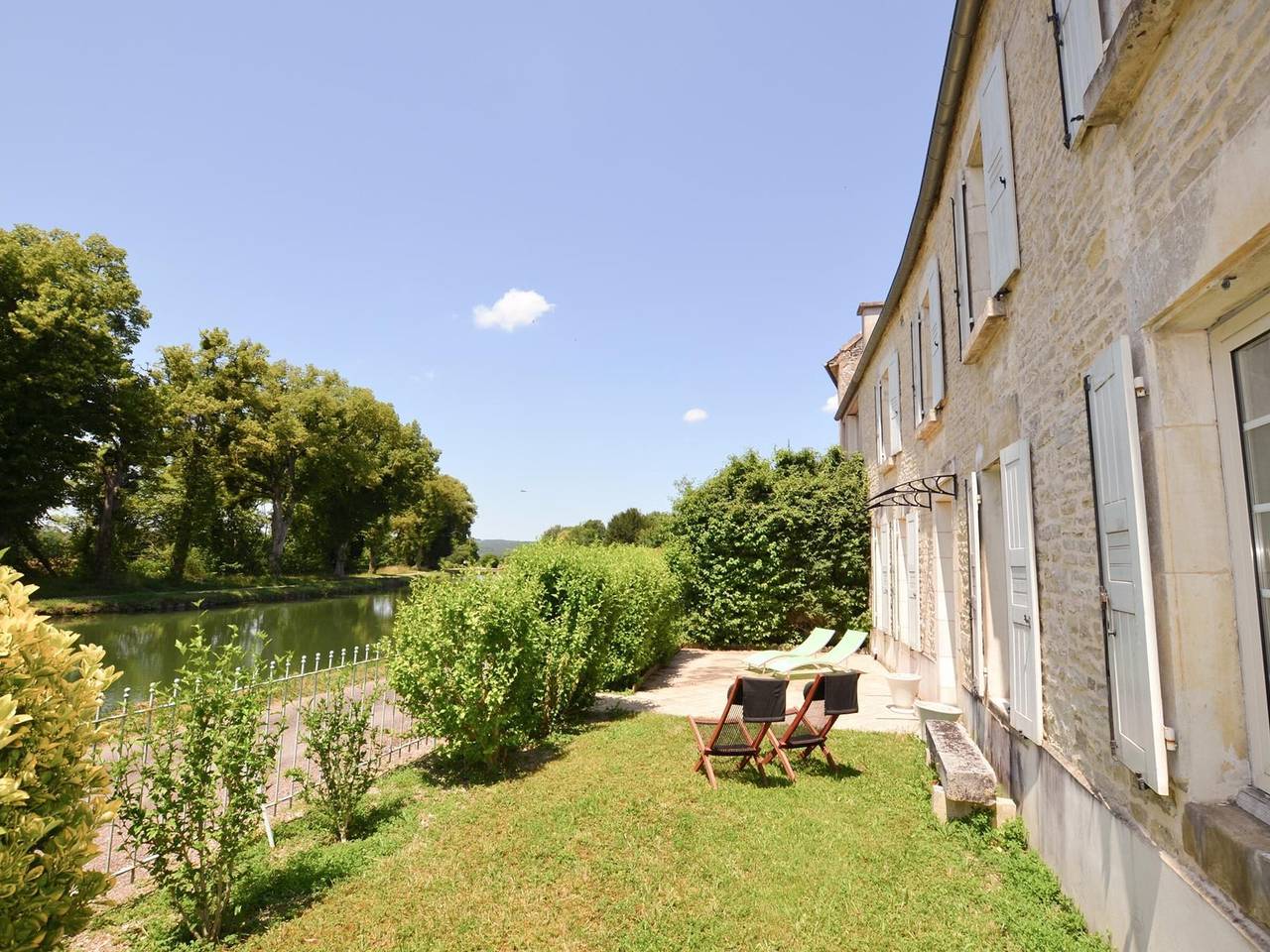 18th-century house by the canal, 3 bedrooms near golf and castles in Tanlay, Avallon region