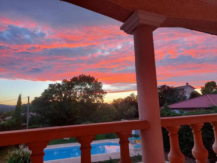 Location de vacances pour 9 personnes, avec Terrasse et Piscine à Charnay-lès-Mâcon - 4