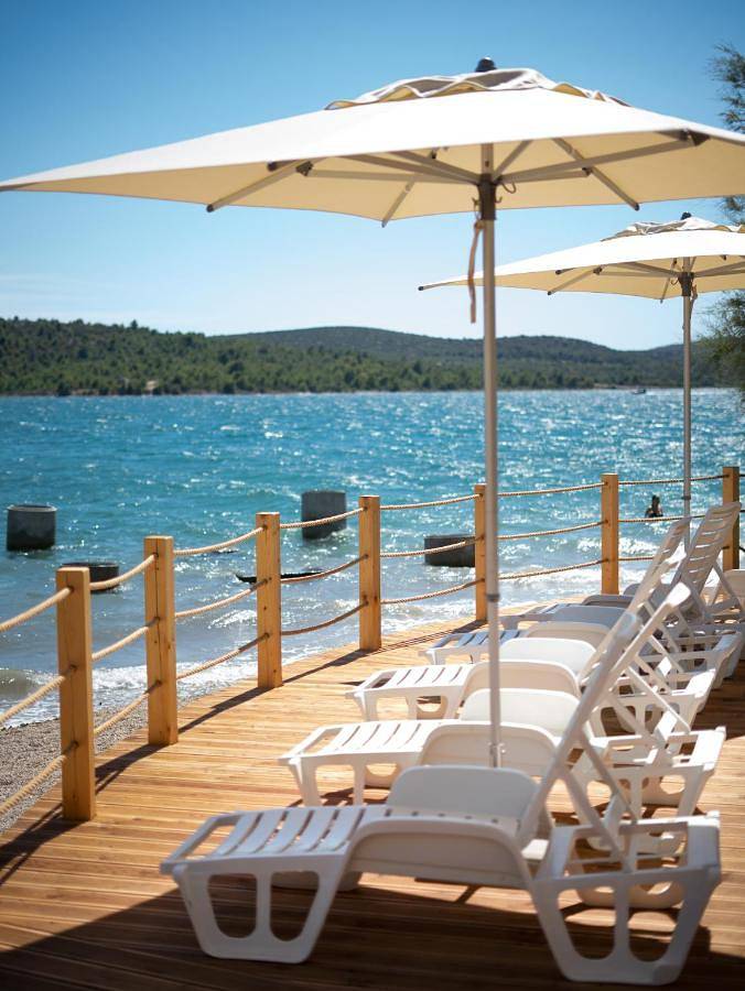 Camping pour 4 personnes, avec piscine ainsi que jardin et bassin pour enfant à Pirovac - 2