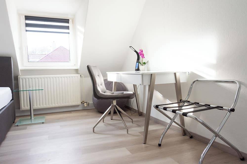 Ganze Wohnung, Gemütliche Ferienwohnung im lichtdurchfluteten Dachgeschoss (70qm) in Ludwigsburg, Landkreis Ludwigsburg