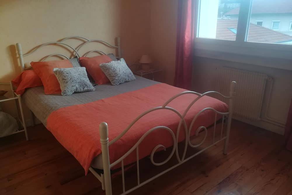 Ganze Wohnung, Downtown and quiet. Small 5-unit condominium. 12 km from St-Etienne. in Firminy, Zentralmassiv