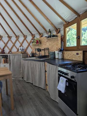 Tente pour 4 personnes, avec vue et jardin dans l' Isère