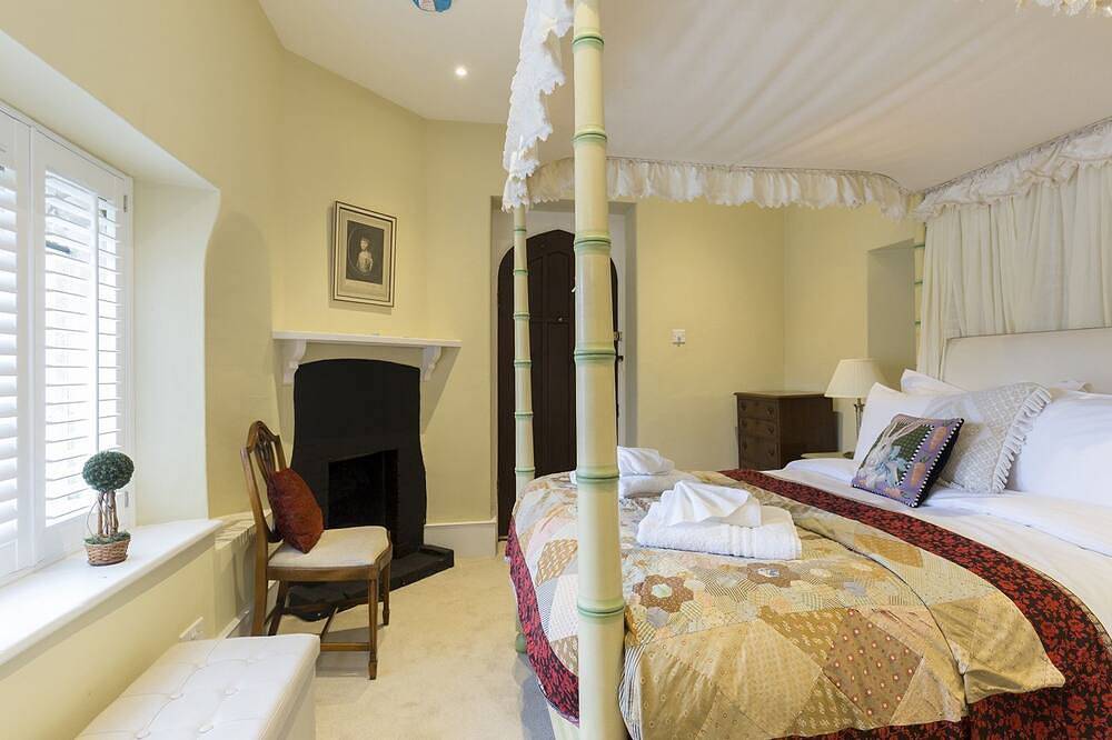 Castle Gatehouse -  a sudeley castle cottage that sleeps 4 guests  in 2 bedrooms in Winchcombe, Gloucestershire