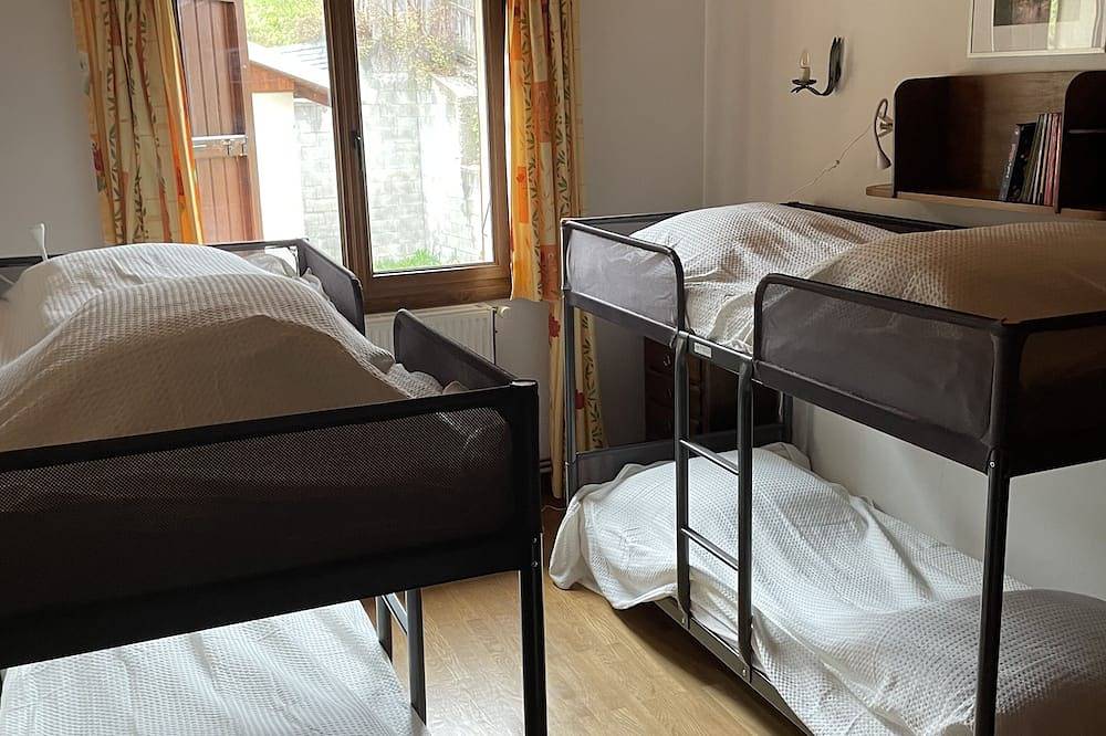 Reopening After Renovation Chalet sleeps 8, large garden. Serre chevalier in Le Monêtier-les-Bains, Serre Chevalier