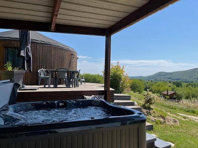 Location de vacances pour 2 personnes, avec jardin et vue, animaux acceptés à Saint-Vincent-de-Cosse