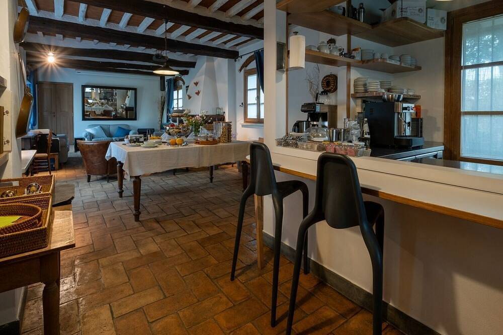 Room+Stu@ Olimagiofarm, big swimming pool, 4km Fortedeimarmi beach, bikes onsite in Pietrasanta, Riviera Toscana