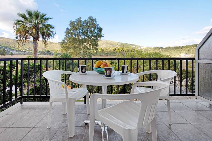 Gîte pour 3 personnes, avec jardin et balcon, animaux acceptés dans Laganas - 2