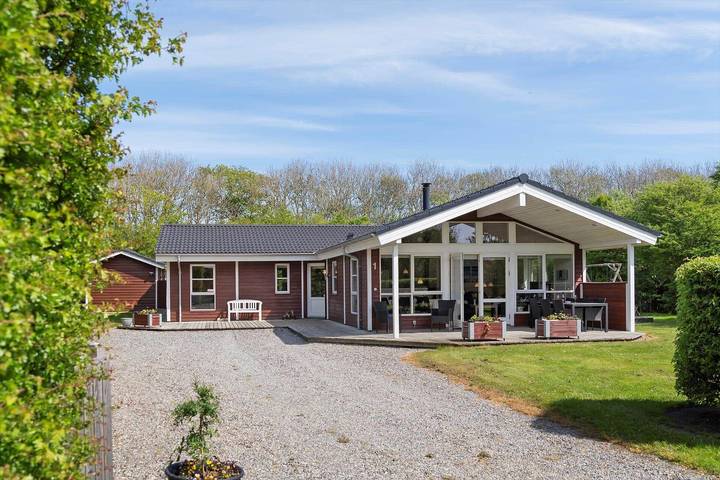 Ferienhaus für 8 Personen, mit Whirlpool und Sauna sowie Terrasse, mit Haustier in Kærgården