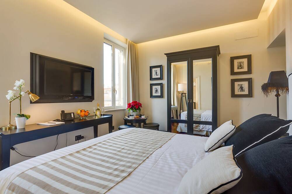 Luxury B&B room at Colosseum bathroom ensuite in Rome City Center, Rome