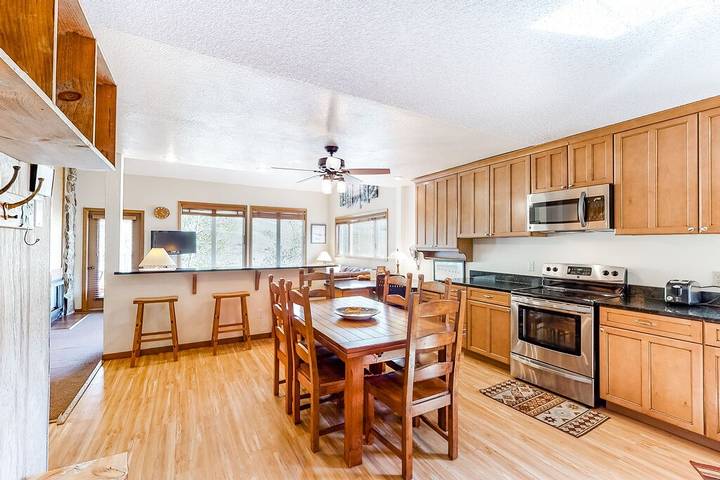 Gîte pour 13 personnes, avec jacuzzi ainsi que piscine et terrasse à Granby - 3