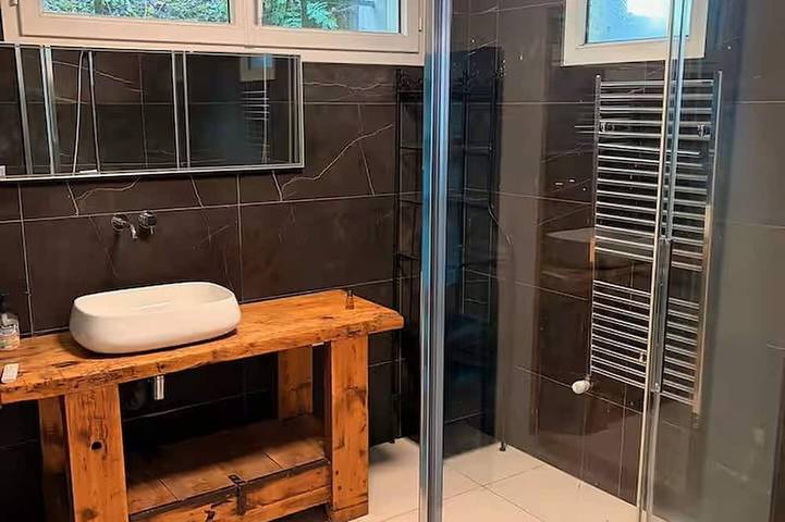 Maison & jacuzzi Xxl pour 6-8 pers Forêt privée en plein Vieux-Lyon in Fourvière, Lyon