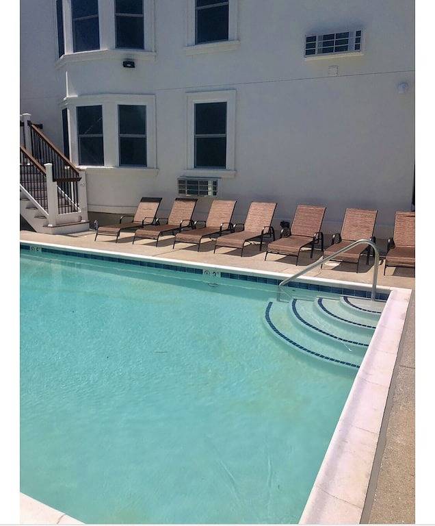Vacation rental for 7 people, with balcony and pool as well as yard in Wildwood