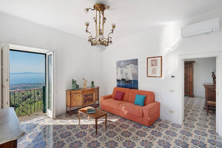 Villa Rosaldo con vistas al mar, terraza panorámica, jardín, parking y aire acondicionado in Piano di Sorrento, Sorrento Coast