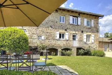 Location de vacances pour 11 personnes, avec piscine et jardin à Régnié-Durette