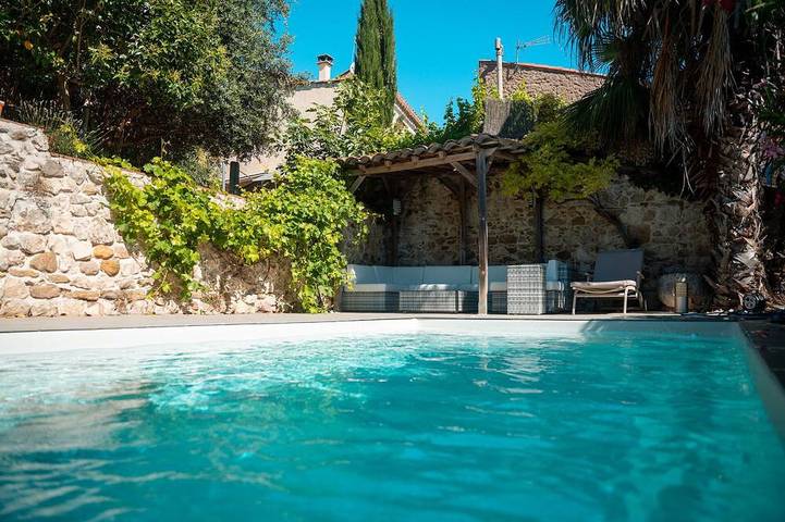 Location de vacances pour 10 personnes, avec terrasse ainsi que piscine et jacuzzi à Sauzet (Gard)