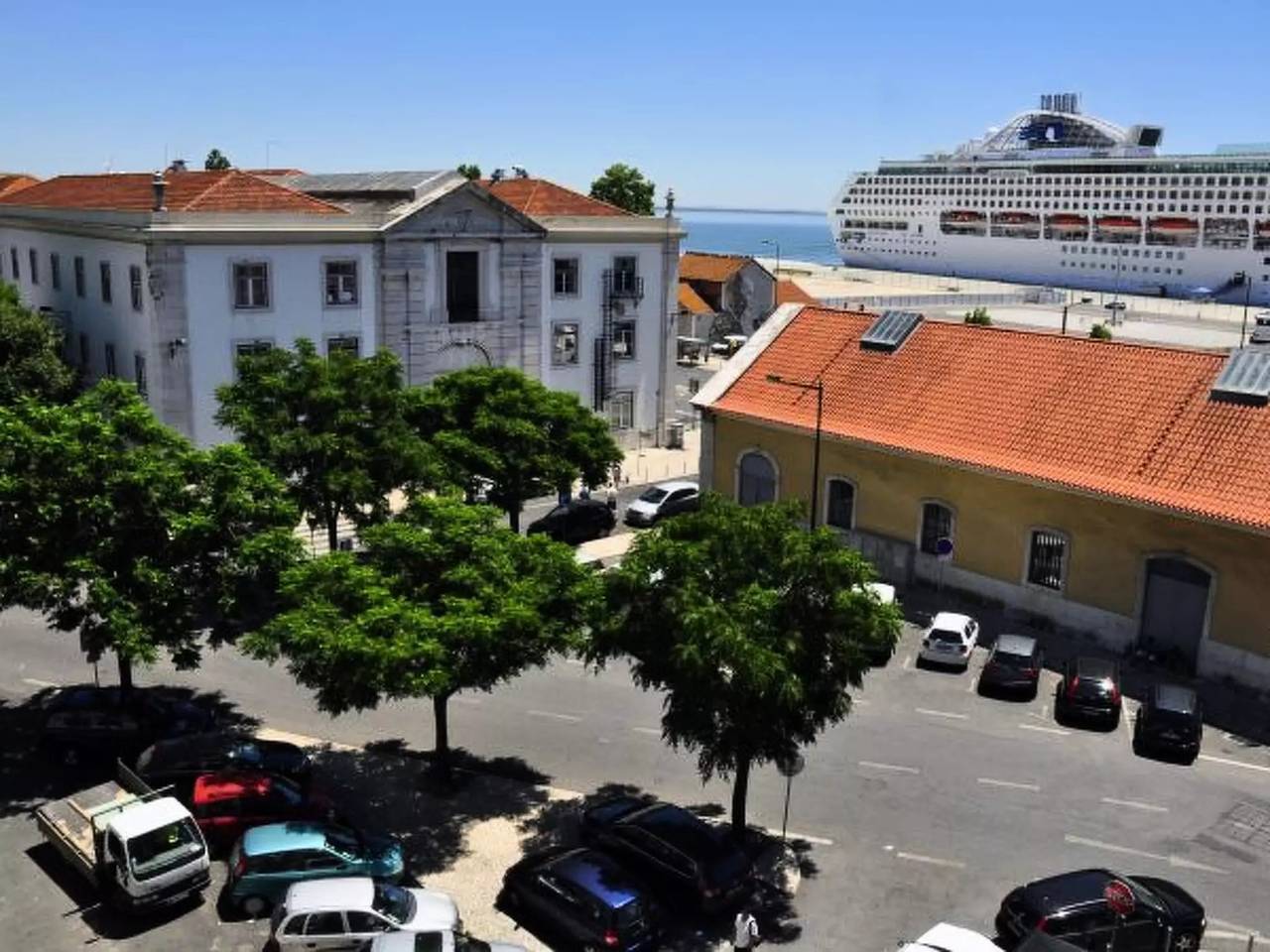 Ganze Wohnung, 1 Ausstellung 3 Personen in Sé, Santa Maria Maior