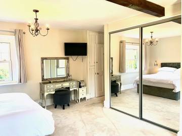 Holiday Rental for 22 People in Hellingly, East Sussex, Photo 3