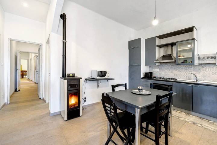 Appartamento intero, Appartamento 'Panorama Medievale' con vista sulle montagne, terrazza privata e Wi-Fi in Castelvecchio di Rocca Barbena, Riviera di Ponente
