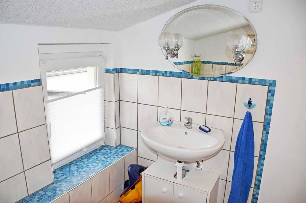 Entire apartment, Ferienzimmer Möwe - Vacation on Hiddensee in beautiful Neuendorf in Neuendorf Hiddensee Island, Hiddensee