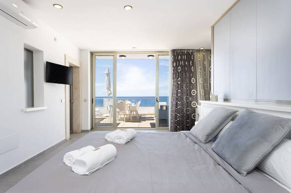 Entire apartment, Luxury oceanfront penthouse with terrace in La Caleta, Adeje