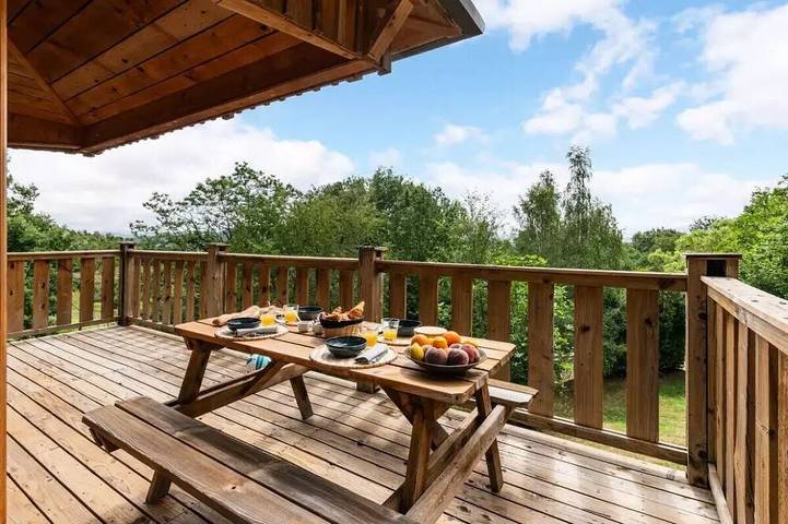 Camping pour 5 personnes, avec piscine et terrasse dans l' Ariège