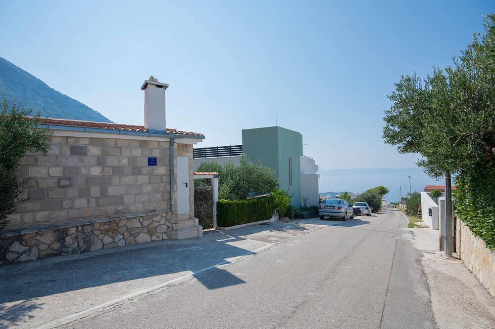Beautiful home in Makarska with kitchen in Veliko Brdo, Makarska