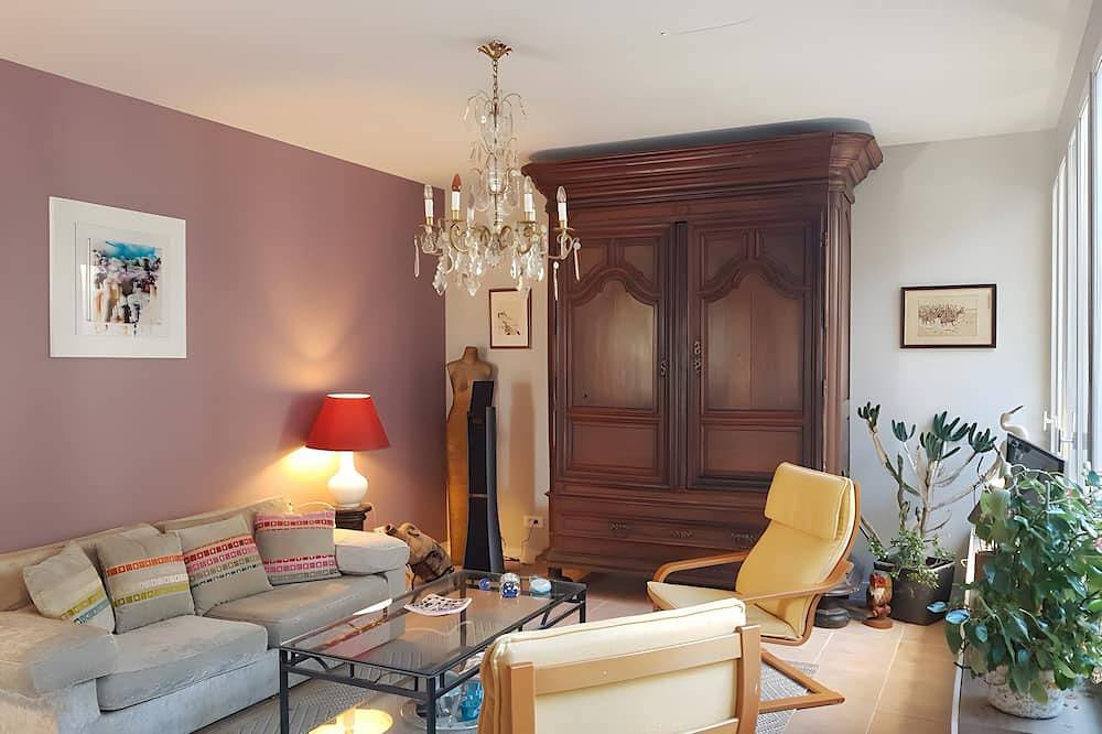 Chambre d’hôtes De La Vaine avec terrasse privée, jardin et Wi-Fi in Cartelègue, Région de Blaye