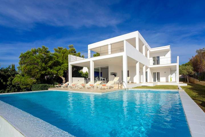 Casa de vacaciones para 10 personas, con Terraza además de Jardín y Piscina en Portopetro
