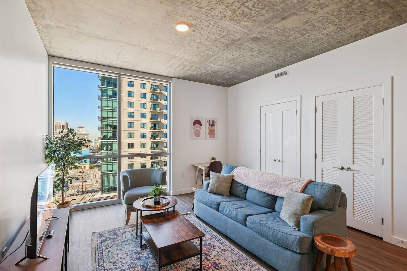 Entire apartment, Cozysuites Adeline 1Br - valet parking gym pool in Phoenix, Maricopa County