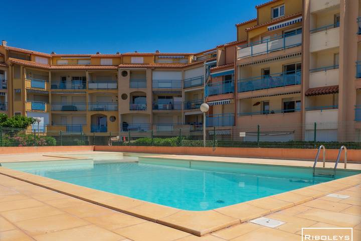 Gîte pour 4 personnes, avec piscine et balcon, adapté aux familles dans Plage de la Farinette